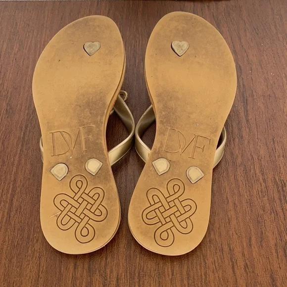 DIANE Von Furstenberg gold logo slip on thong sandals size 9 - Picture 4 of 4
